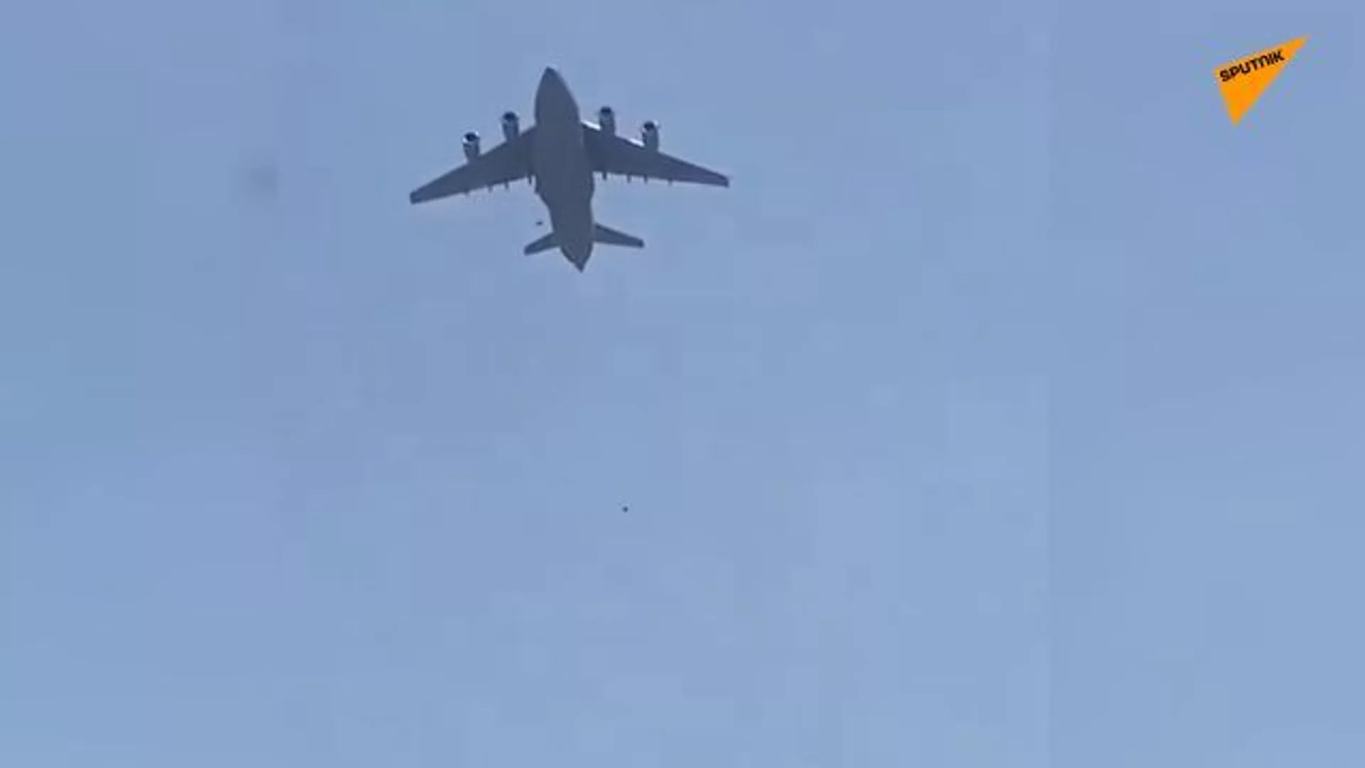 數人從自喀布爾起飛的一架飛機上墜落死亡(視頻) 數人從自喀布爾起飛的一架飛機上墜落死亡(視頻)