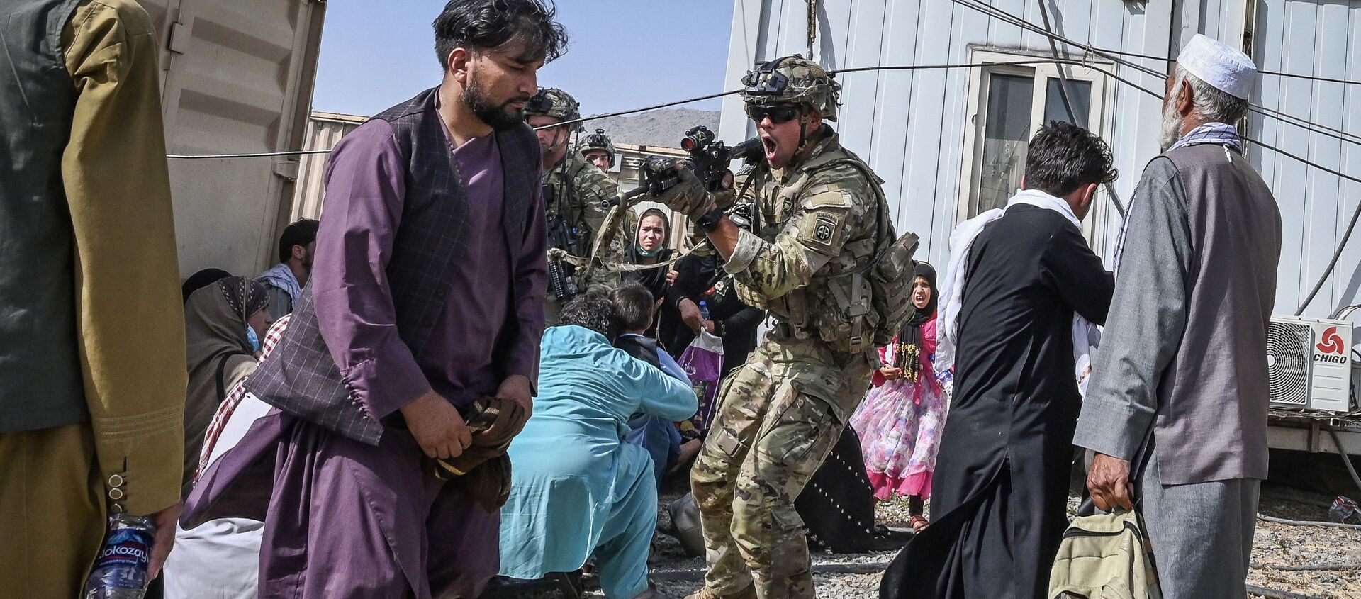 Американский солдат целится на афганцев в аэропорту Кабула  - 俄羅斯衛星通訊社, 1920, 17.08.2021