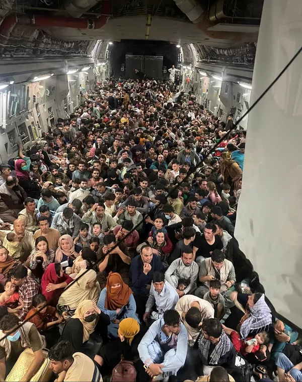 撤離的人們擠在一架美軍C-17Globemaster III運輸機里。