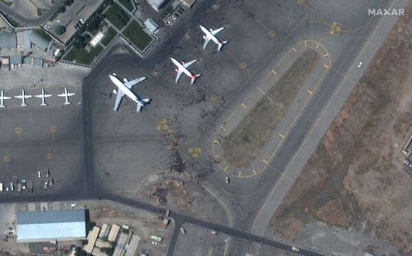 衛星圖像顯示的喀布爾機場跑道上的人群。 - 俄羅斯衛星通訊社