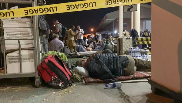 Французы и их коллеги из Афганистана в ожидании посадки на военный самолет в аэропорту Кабула  - 俄羅斯衛星通訊社