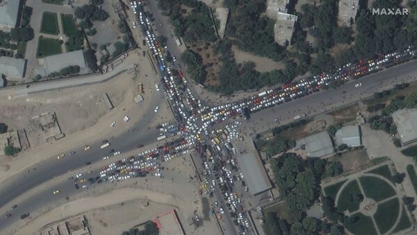 Автомобильная пробка и толпы людей у аэропорта Кабула  - 俄羅斯衛星通訊社