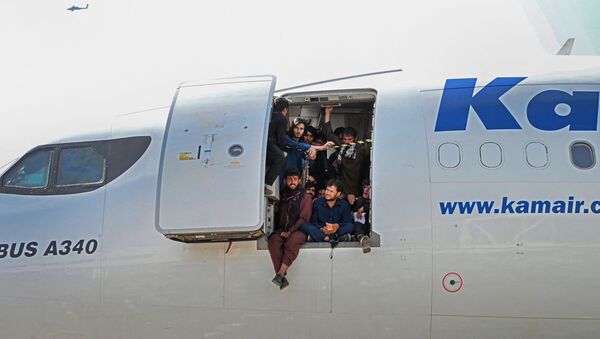 Афганцы сидят в дверях самолета в аэропорту Кабула  - 俄罗斯卫星通讯社
