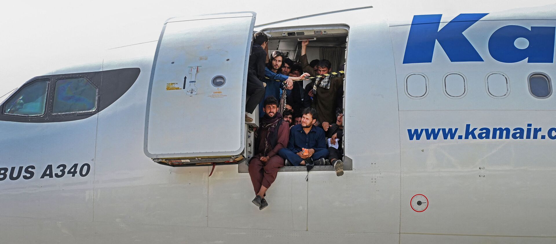 Афганцы сидят в дверях самолета в аэропорту Кабула  - 俄罗斯卫星通讯社, 1920, 26.08.2021
