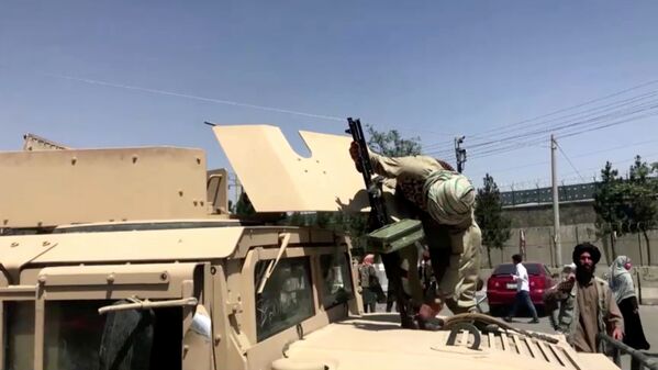 喀布爾機場附近，一輛裝甲車上持槍的塔利班武裝分子。 - 俄羅斯衛星通訊社