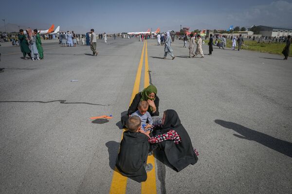 喀布爾機場跑道上的阿富汗人。 - 俄羅斯衛星通訊社