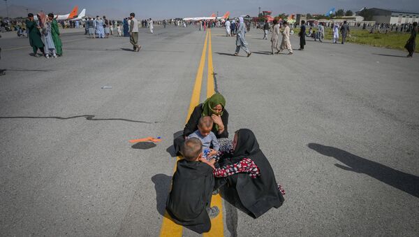 Афганцы на взлетной полосе в аэропорту Кабула  - 俄羅斯衛星通訊社