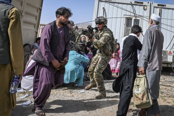 一名美國士兵在喀布爾機場將槍口對準阿富汗人。 - 俄羅斯衛星通訊社