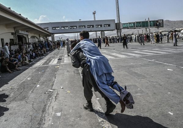 喀布爾機場里救助受傷阿富汗人的志願者。 - 俄羅斯衛星通訊社