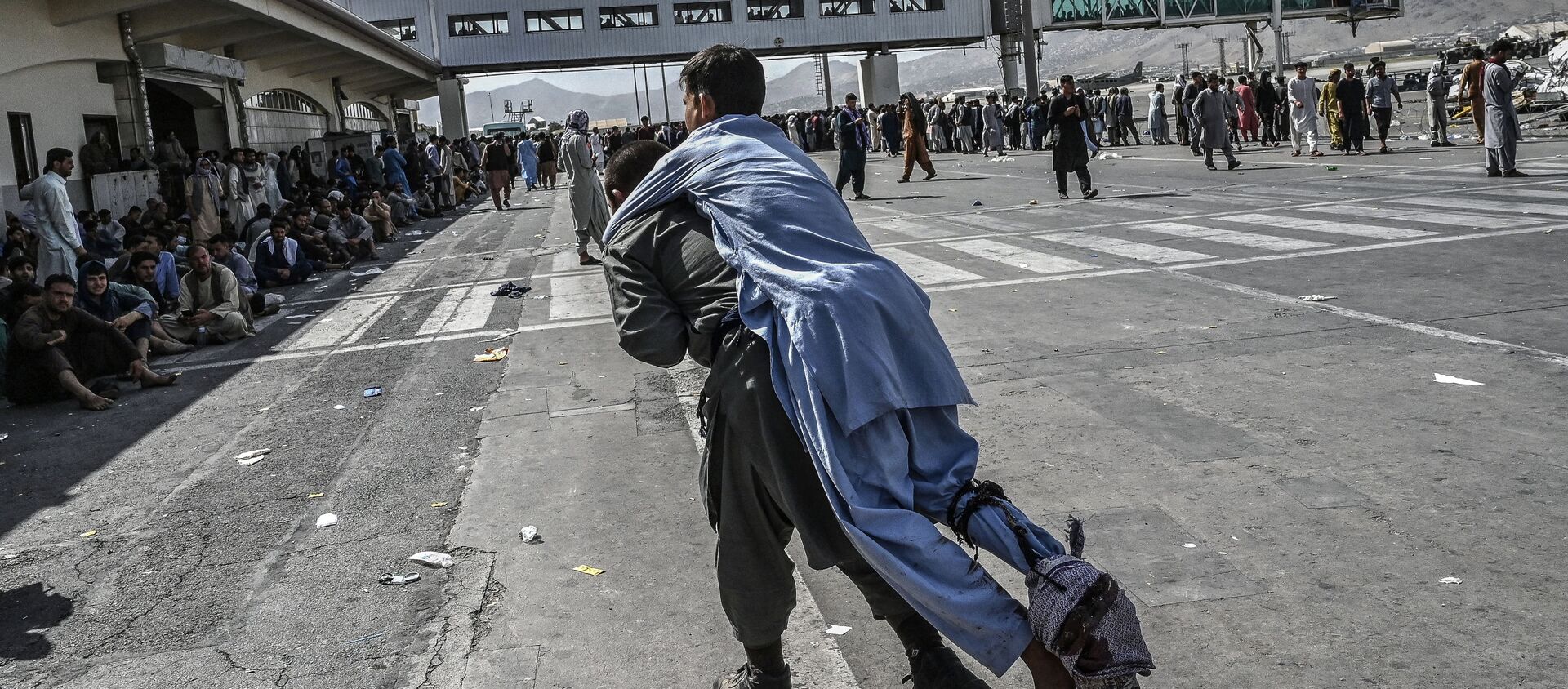 Волонтер с раненым афганцем в аэропорту Кабула  - 俄羅斯衛星通訊社, 1920, 18.08.2021