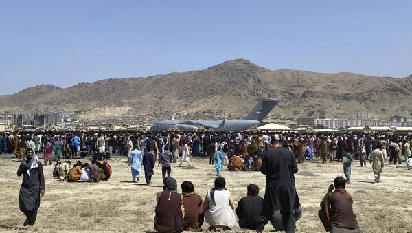 Толпы людей в аэропорту Кабула  - 俄羅斯衛星通訊社