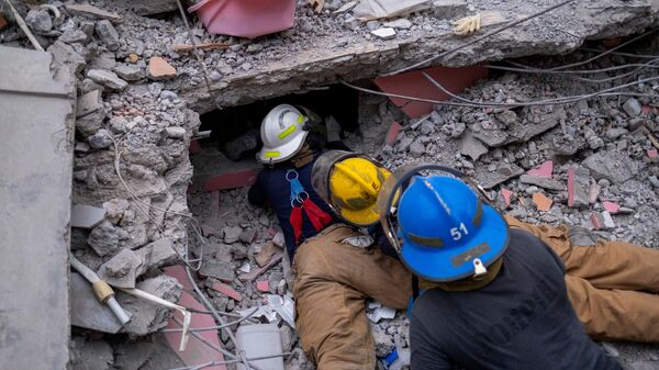 Поиск выживших под обломками разрушенного отеля после землетрясения магнитудой 7,2 в Ле-Ке, Гаити - 俄罗斯卫星通讯社