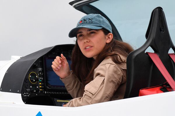 最年轻的女飞行员尝试独自驾机环游世界 - 俄罗斯卫星通讯社