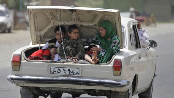 Афганская семья багажнике автомобиля по окраинам Кабула - 俄羅斯衛星通訊社