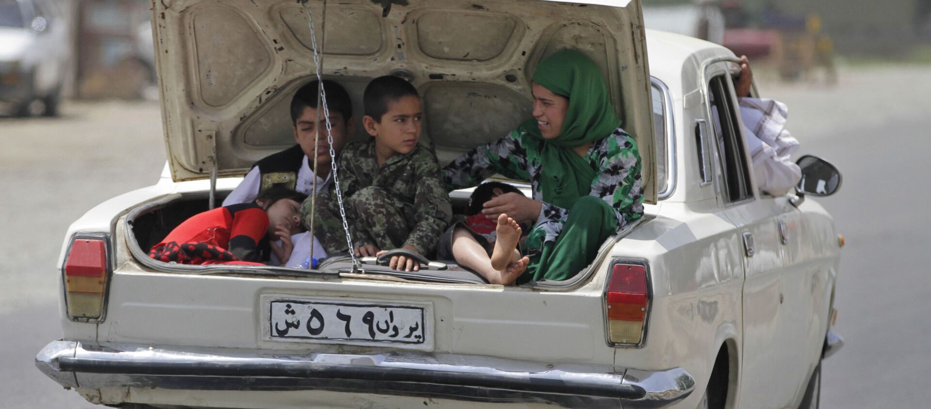 Афганская семья багажнике автомобиля по окраинам Кабула - 俄羅斯衛星通訊社, 1920, 18.08.2021