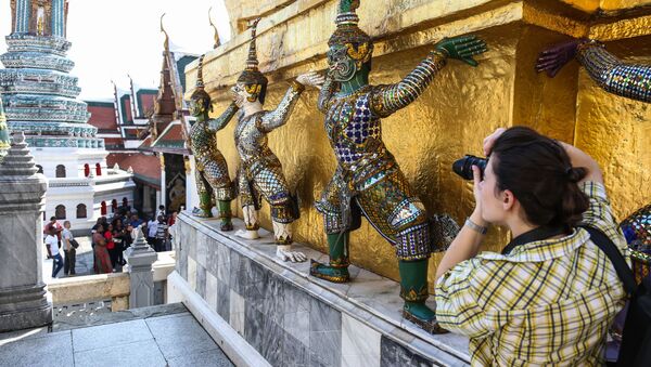 Девушка фотографирует на территории Королевского дворца в Бангкоке - 俄羅斯衛星通訊社