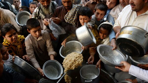 Афганские дети держат тарелки в ожидании еды в городе Джелалабад - 俄罗斯卫星通讯社
