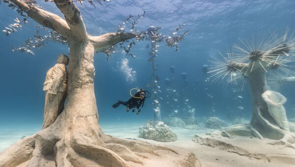 遊客在水下參觀塞浦路斯阿伊納帕市Musan水下雕塑博物館。 - 俄羅斯衛星通訊社