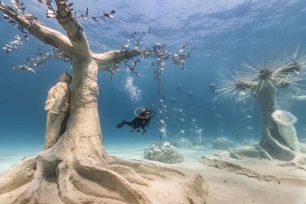 遊客在水下參觀塞浦路斯阿伊納帕市Musan水下雕塑博物館。 - 俄羅斯衛星通訊社