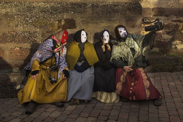 呂宋村傳統狂歡節參與者合影，西班牙  - 俄羅斯衛星通訊社