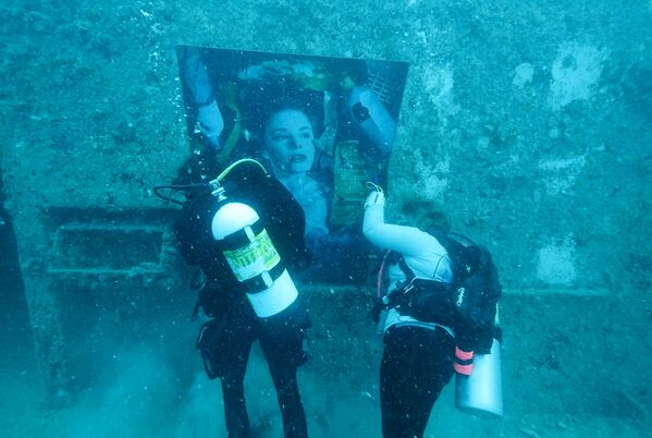 潛水員在佛羅里達群島國家保護區懸掛奧地利攝影師Andreas Franke 的照片插圖，以吸引人們對保護世界海洋免受塑料污染的注意 - 俄羅斯衛星通訊社