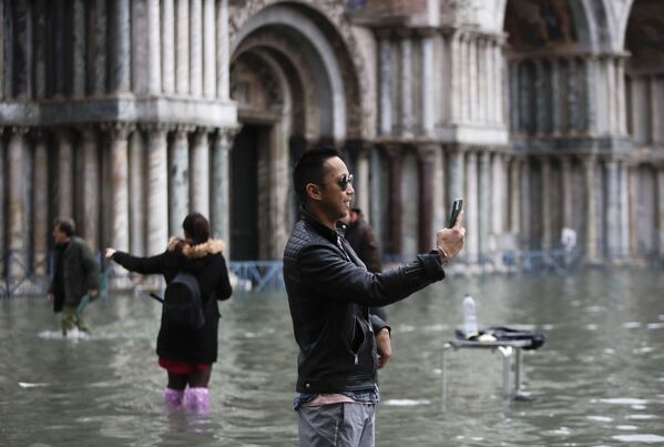遊客在被洪水淹沒的聖馬可廣場自拍，威尼斯  - 俄羅斯衛星通訊社