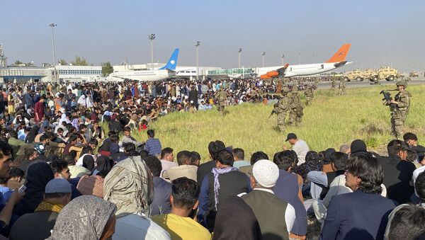 Толпы афганцев и американские военные в аэропорту Кабула 16 августа 2021 года - 俄罗斯卫星通讯社