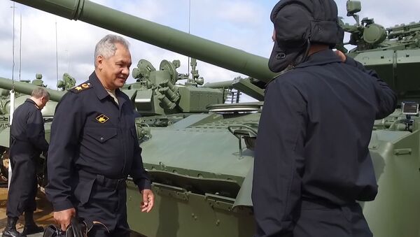 Министр обороны Сергей Шойгу в танке Т-80  - 俄羅斯衛星通訊社