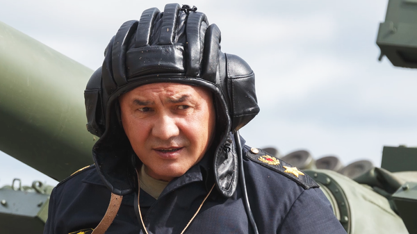 Министр обороны Сергей Шойгу в танке Т-80 - 俄罗斯卫星通讯社