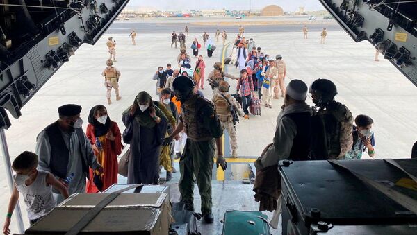 Граждане Испании и афганцы садятся в военный самолет в рамках эвакуации в международном аэропорту Хамида Карзая в Кабуле - 俄罗斯卫星通讯社