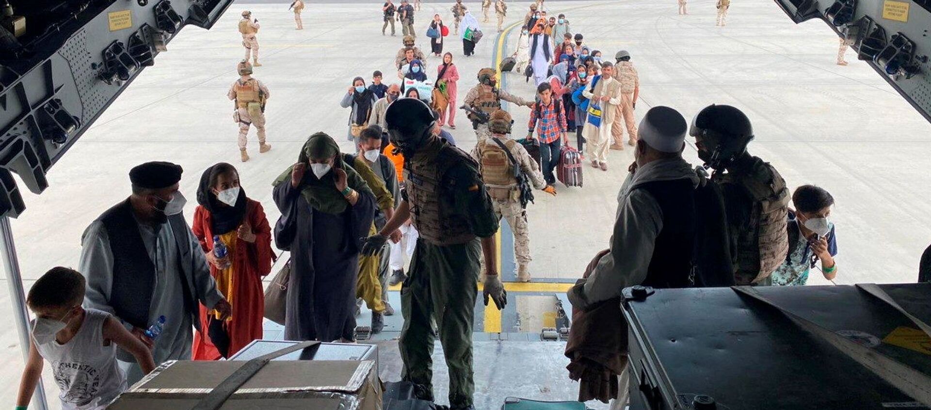 Граждане Испании и афганцы садятся в военный самолет в рамках эвакуации в международном аэропорту Хамида Карзая в Кабуле - 俄羅斯衛星通訊社, 1920, 05.09.2021