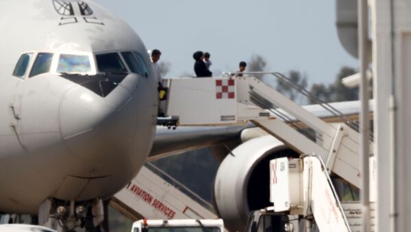 Афганцы выходят из самолета в аэропорту Фьюмичино в Риме, Италия - 俄罗斯卫星通讯社