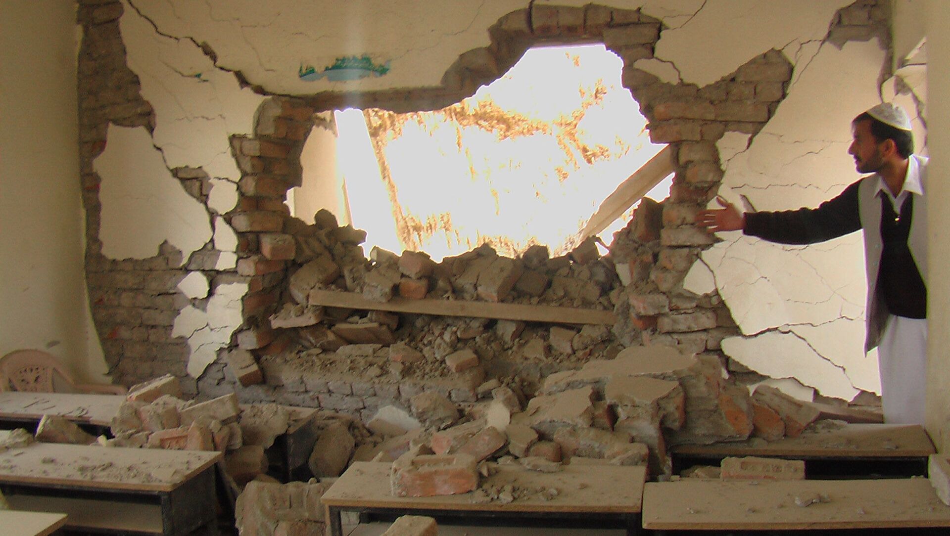 An Afghan man shows a destroyed class room after it was blown up with explosives in Mandozai, in Khost province, Afghanistan, Wednesday, Nov 19, 2008. Chief education officer of Khost province stated that the school was destroyed using explosives by the enemies of Afghanistan.(AP Photo/Nashanuddin Khan) - 俄罗斯卫星通讯社, 1920, 19.08.2021