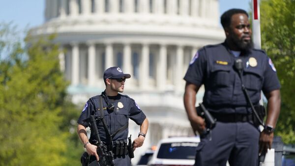 Сотрудники полиции на перекрестке между зданиями Капитолия США и библиотеки конгресса в Вашингтоне - 俄罗斯卫星通讯社