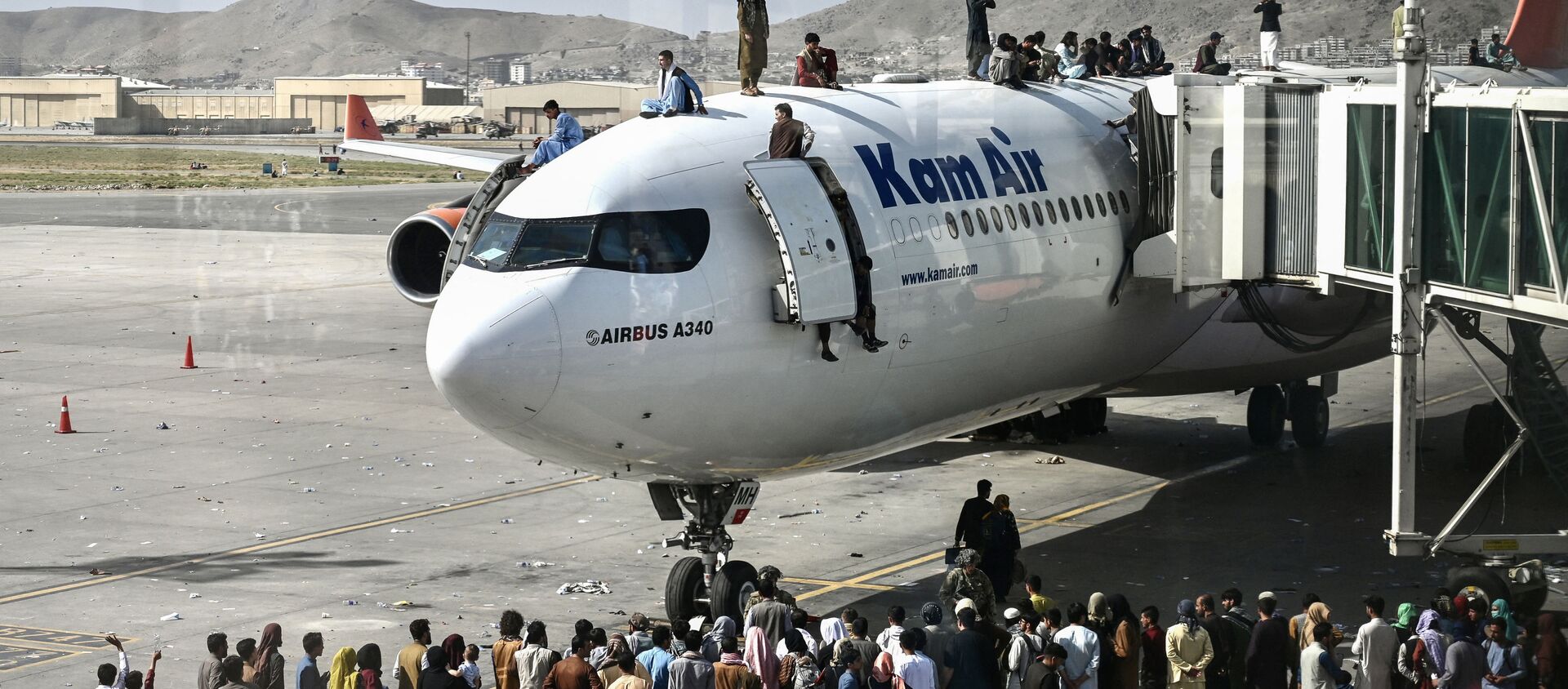 Афганцы забираются на самолет в аэропорту после вступления талибов в Кабул - 俄罗斯卫星通讯社, 1920, 24.08.2021