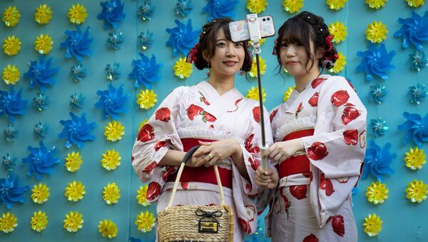 Женщины в кимоно позируют для селфи в храме Сэнсо-дзи в Токио, Япония - 俄羅斯衛星通訊社