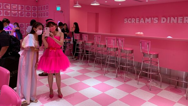遊客們在冰激凌博物館“尖叫餐廳”（Scream's Diner）拍照。 - 俄羅斯衛星通訊社