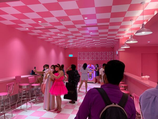 游客们在冰激凌博物馆“尖叫餐厅”（Scream's Diner）拍照。 - 俄罗斯卫星通讯社