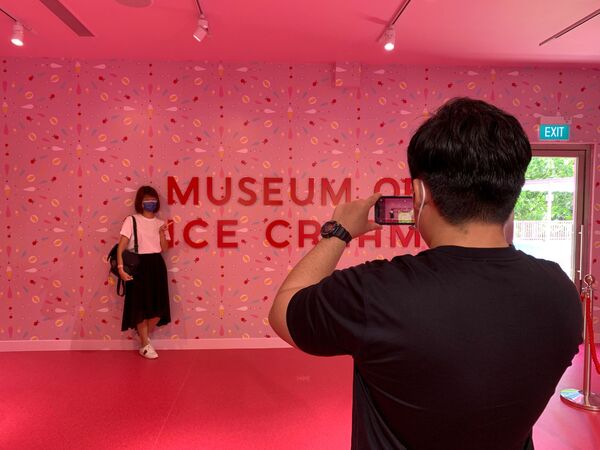 游客们在冰激凌博物馆入口拍照留念。 - 俄罗斯卫星通讯社