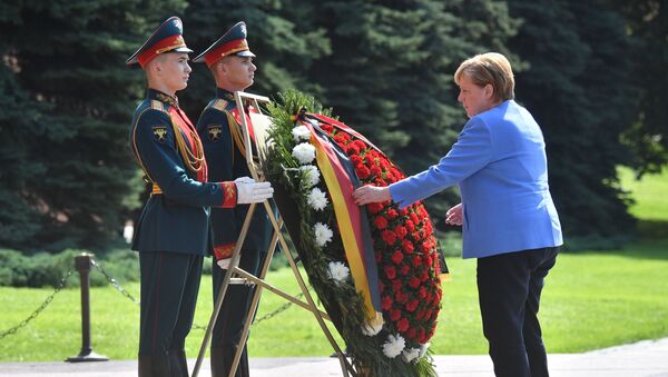 德國總理默克爾向莫斯科無名烈士墓敬獻花圈 - 俄羅斯衛星通訊社