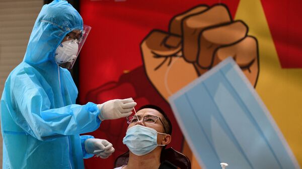 Медицинский работник берет образец мазка у мужчины для тестирования на коронавирус Covid-19 в Ханое - 俄羅斯衛星通訊社