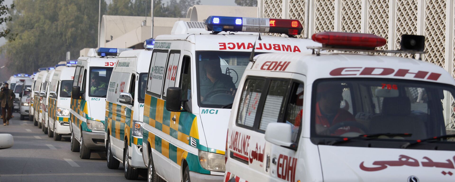 Ambulances queue to unload the bodies of plane crash victims at a local hospital in Islamabad, Pakistan, Thursday, Dec. 8, 2016. Pakistani military helicopters ferried remains of plane crash victims to the capital, Islamabad, as aviation authorities said they opened a probe into the crash that killed 47 passengers and crew the day before in the country's northwest. (AP Photo/Anjum Naveed) - 俄羅斯衛星通訊社, 1920, 20.08.2021