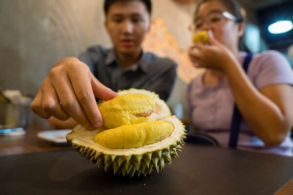 新加坡一咖啡厅售卖的榴莲果。 - 俄罗斯卫星通讯社