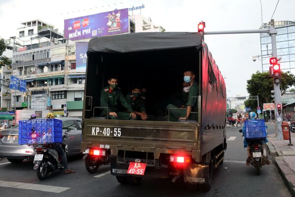 胡志明市內運送士兵的卡車  - 俄羅斯衛星通訊社
