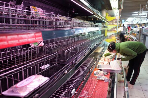 胡志明市一家超市裡，顧客在空蕩蕩的貨架上找食物 - 俄羅斯衛星通訊社