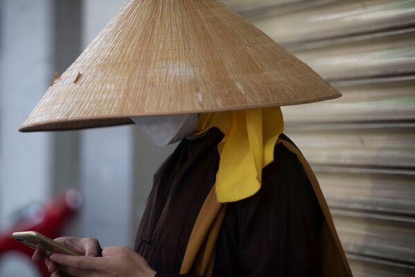 胡志明市一名戴口罩的僧人  - 俄羅斯衛星通訊社