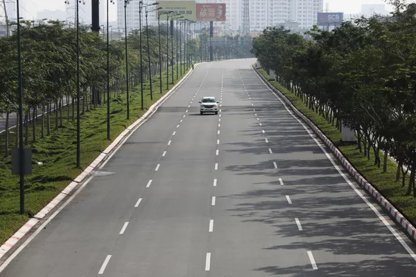 胡志明市封鎖期間，一輛汽車行駛在空曠的公路上  - 俄羅斯衛星通訊社