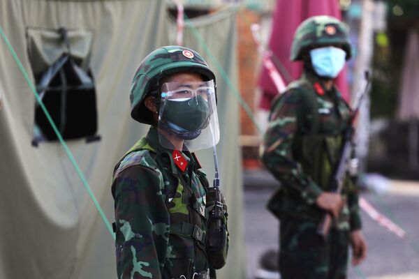 胡志明市封锁期间街上的军人  - 俄罗斯卫星通讯社