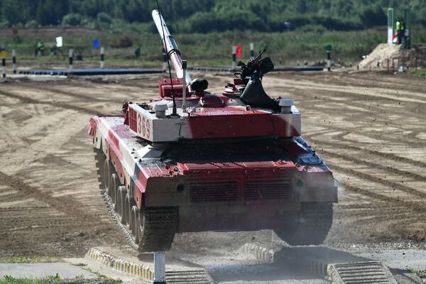 “2021坦克兩項比賽”的坦克機組成員比賽時中國軍團的T-72B3坦克 - 俄羅斯衛星通訊社