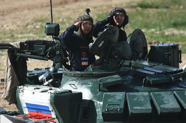  “2021坦克两项比赛”的坦克机组成员比赛时俄罗斯军队的坦克机组人员 - 俄罗斯卫星通讯社